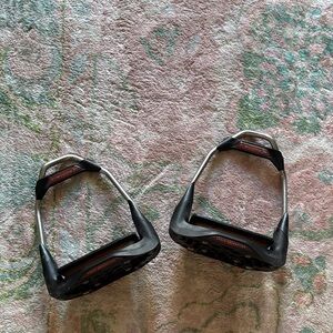 Free Jump Shock Absorbing Stirrups